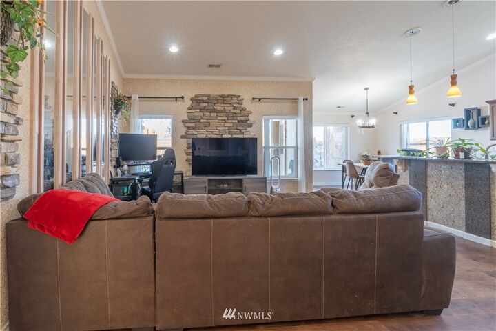 Property Photo: 517 S Trillium Way WA 98837