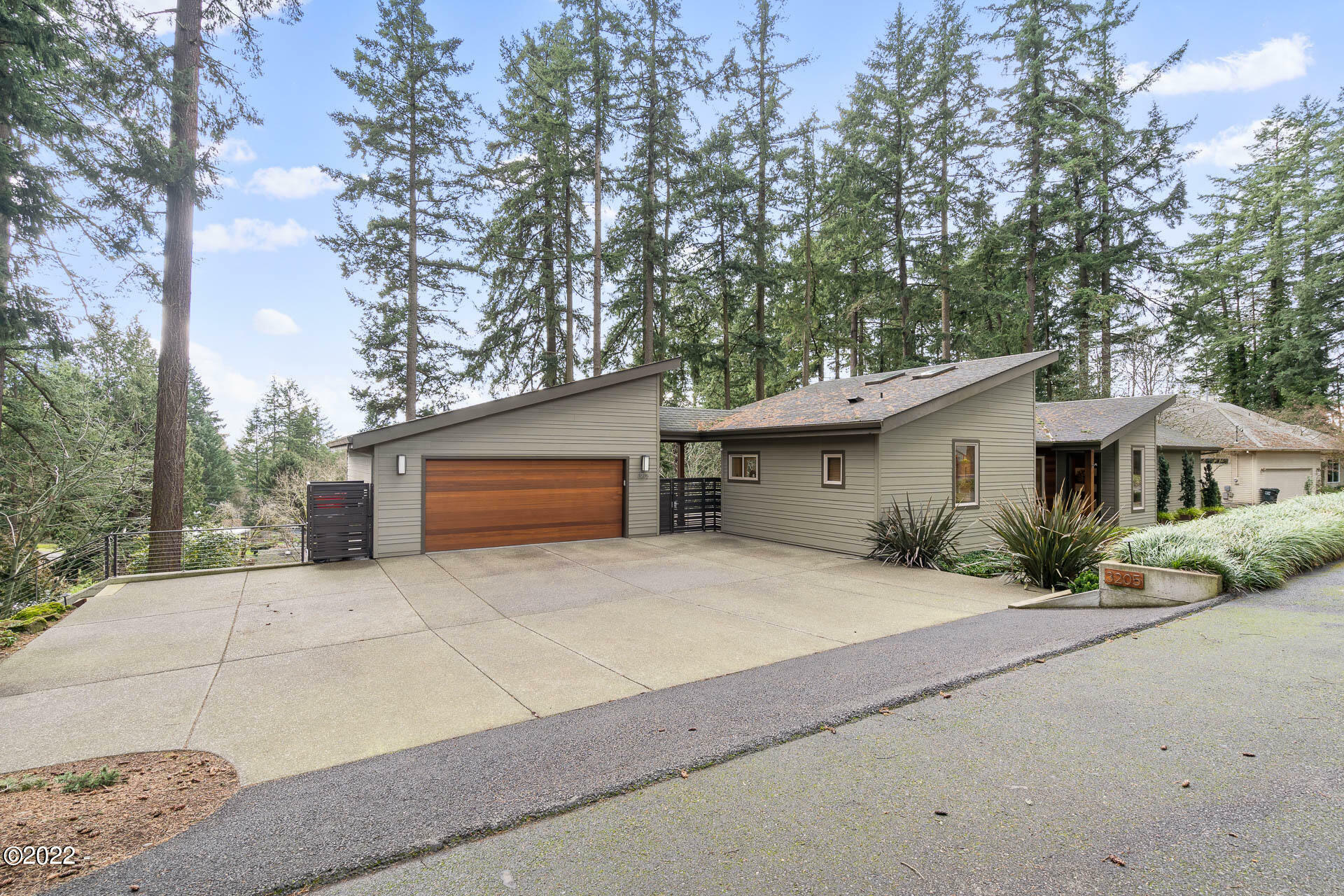 Property Photo: 3205 SW Underwood Drive OR 97225