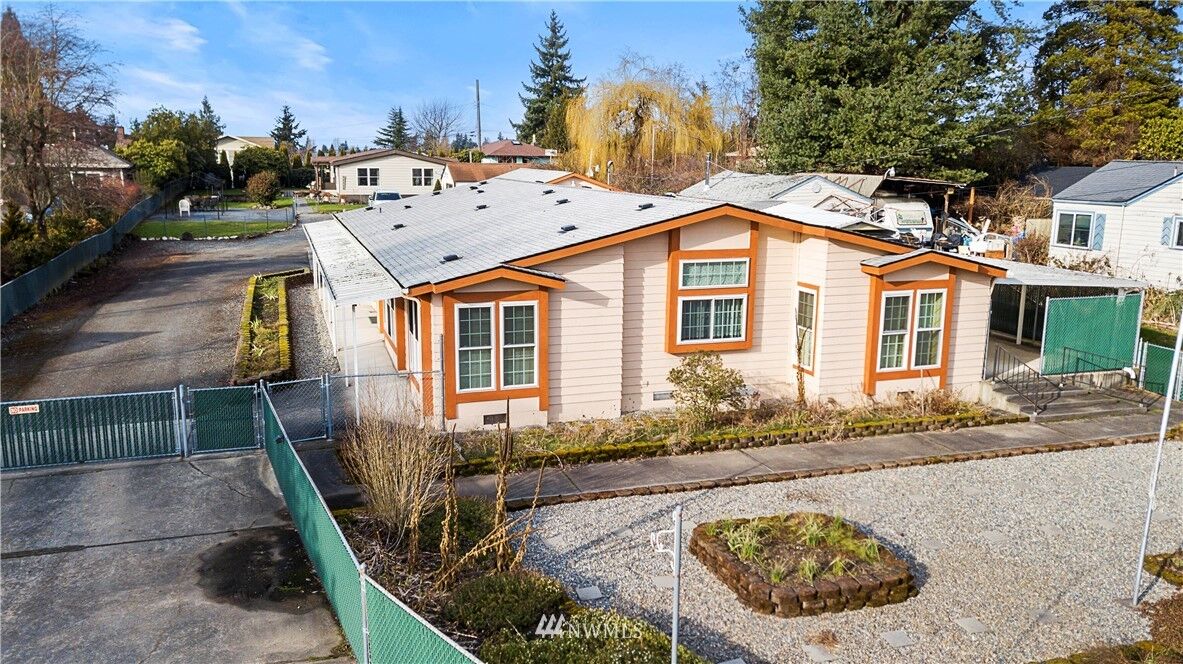 Property Photo:  11235 26 Avenue SW  WA 98146 