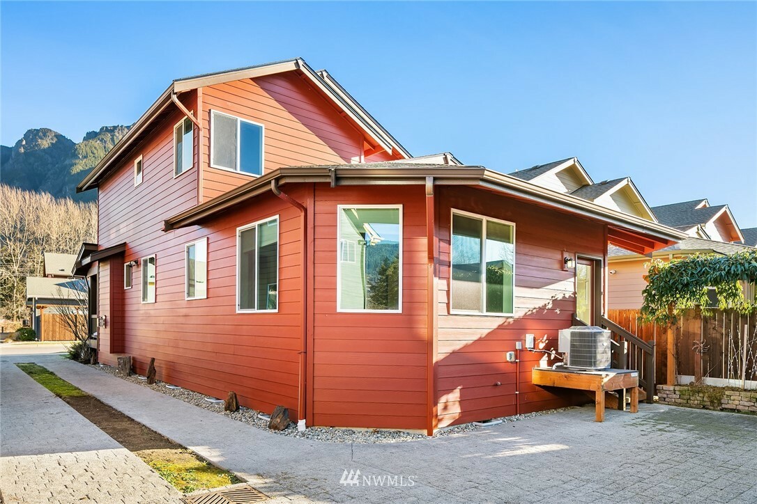 Property Photo:  831 NE 2nd Street  WA 98045 