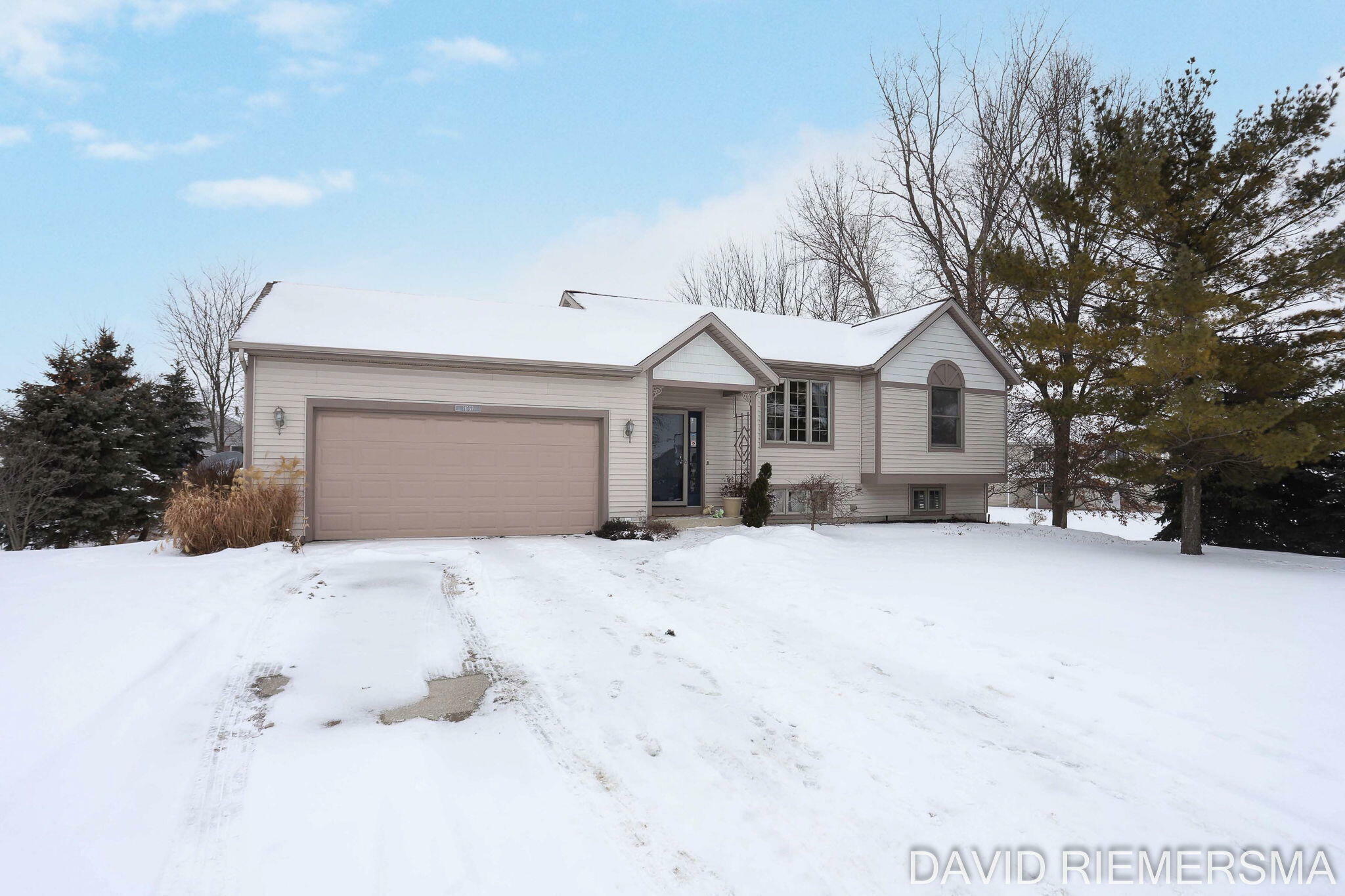 Property Photo:  11557 Ridgeway Drive  MI 49424 