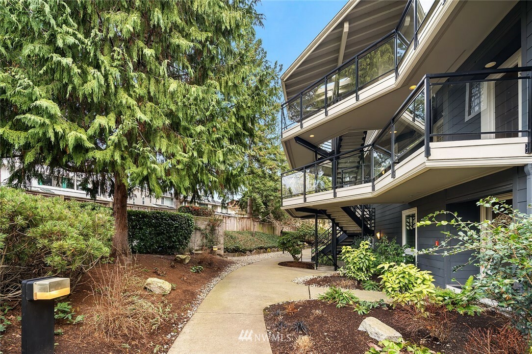 Property Photo: 520 4th Street 31 WA 98033