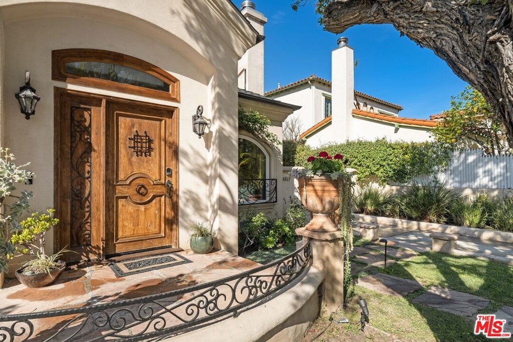 Property Photo: 10377 Ilona Avenue CA 90064