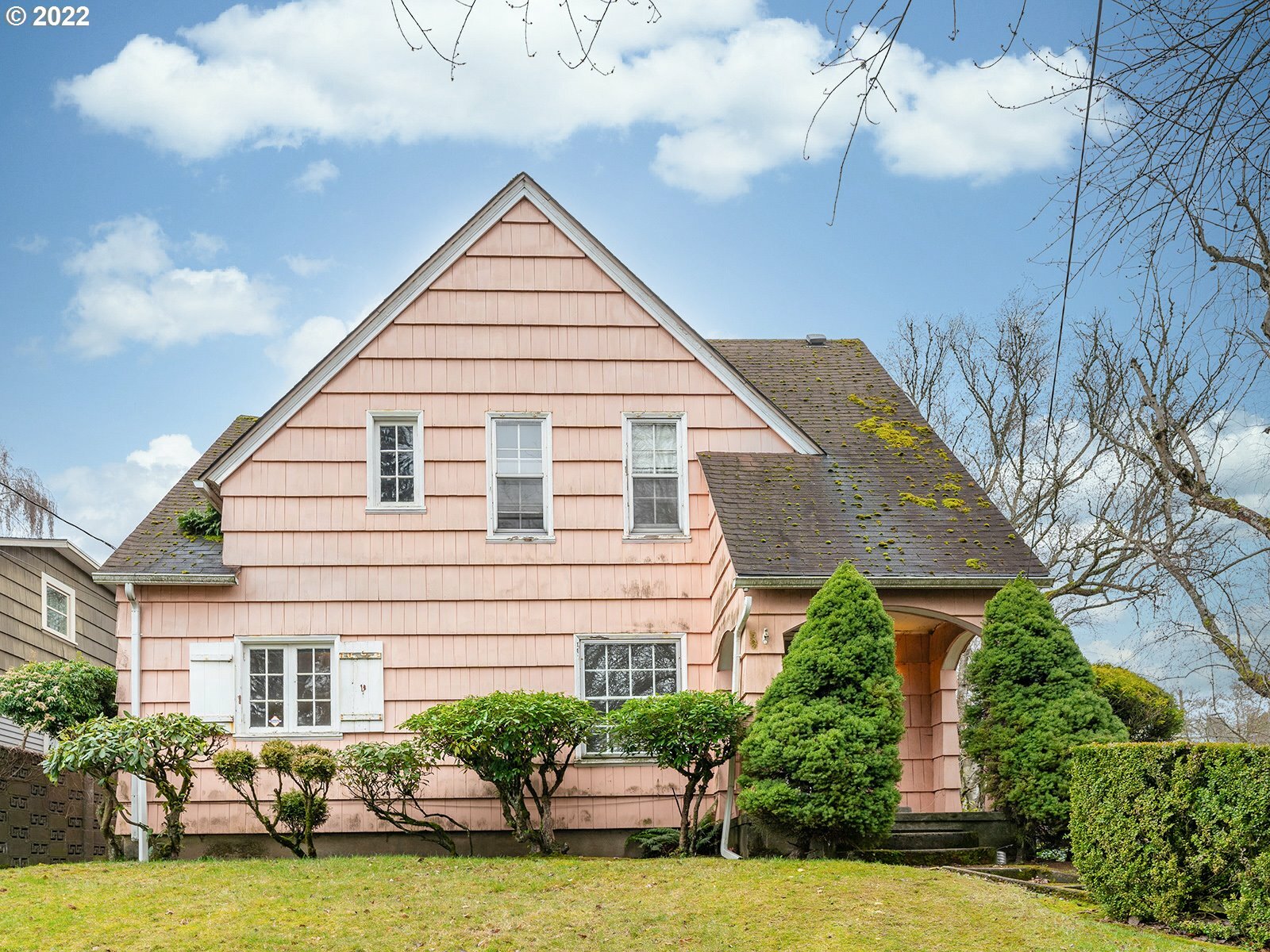 Property Photo: 704 NE Hazelfern Pl OR 97232