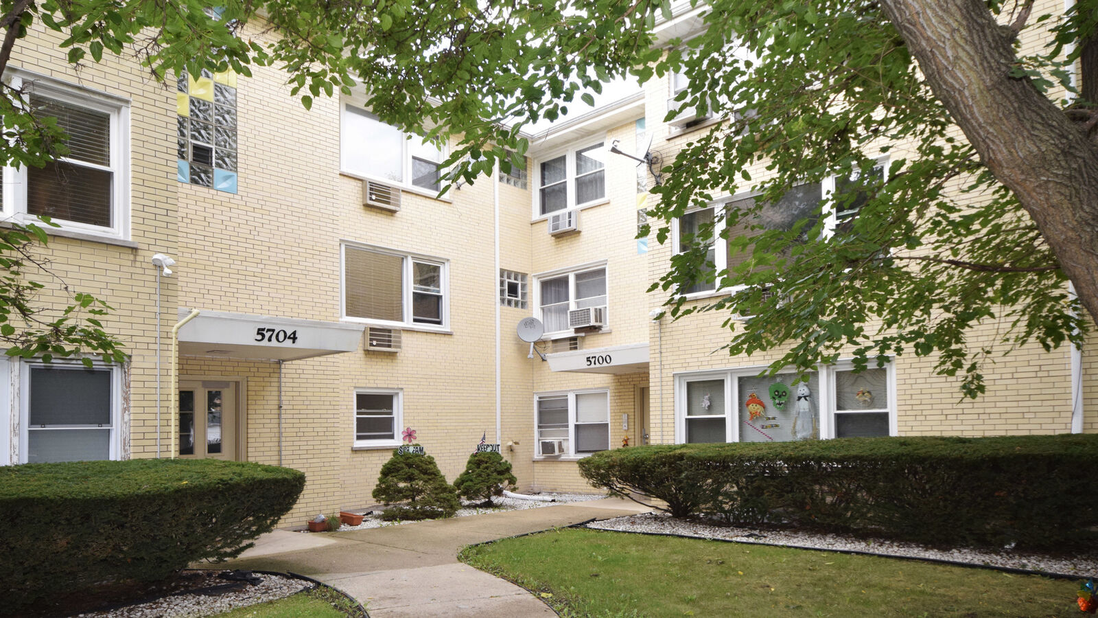 Property Photo:  5704 W Montrose Avenue 2A  IL 60634 