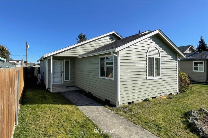 Property Photo: 1423 W 7th Street WA 98363