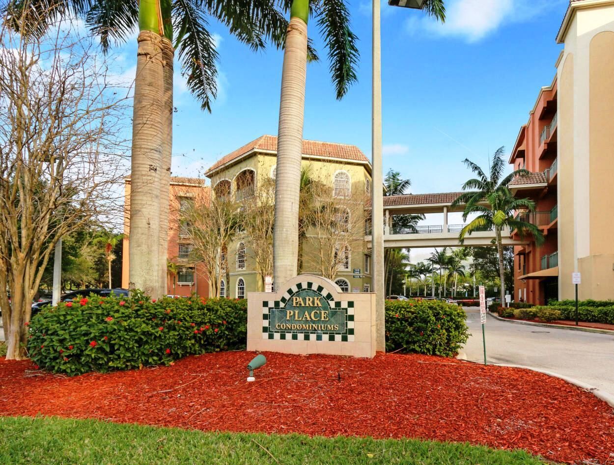 Property Photo: 1640 Presidential Way 105 FL 33401
