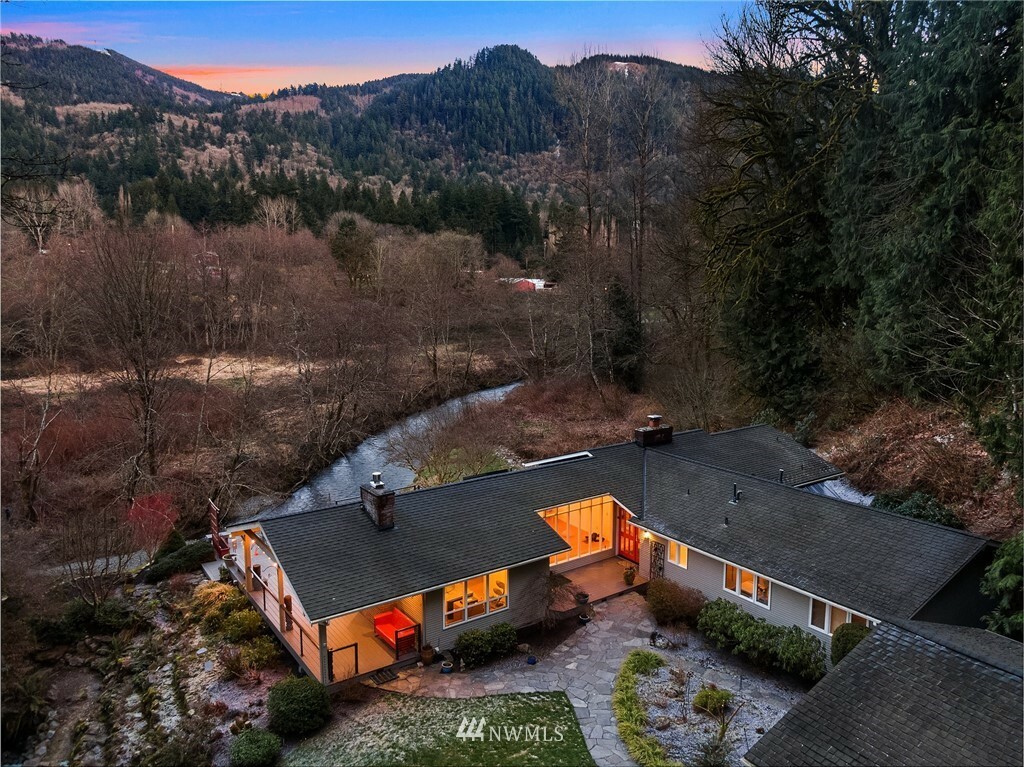 Property Photo:  1750 Brookside Drive SE  WA 98027 