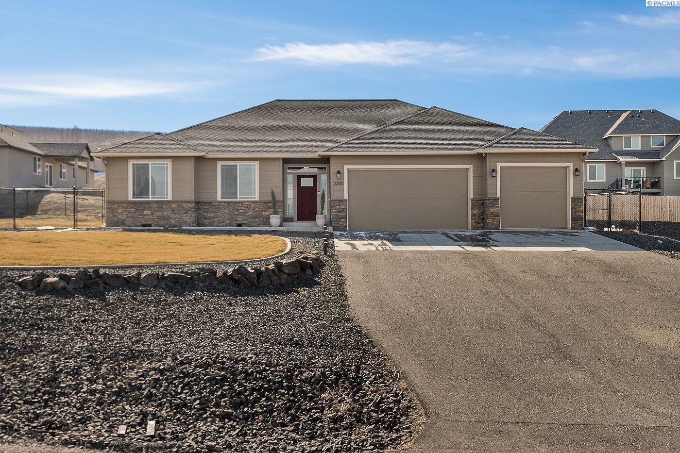 Property Photo: 22011 E Berry Dr WA 99320