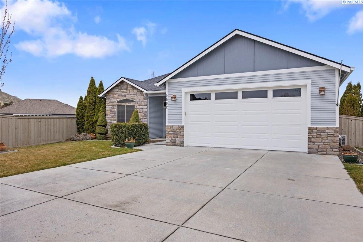 Property Photo: 2002 S Jefferson St WA 99338-2148