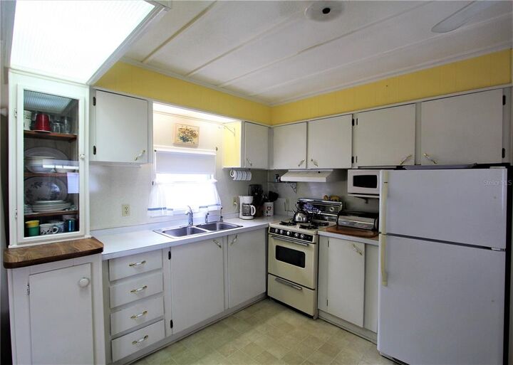 Property Photo: 39018 Ola Avenue FL 33542