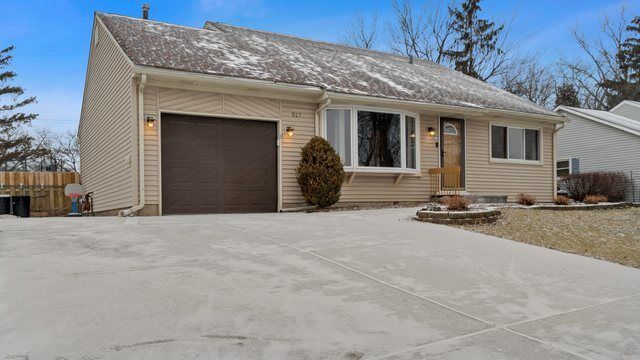 Property Photo:  927 Aspen Drive  IL 60089 
