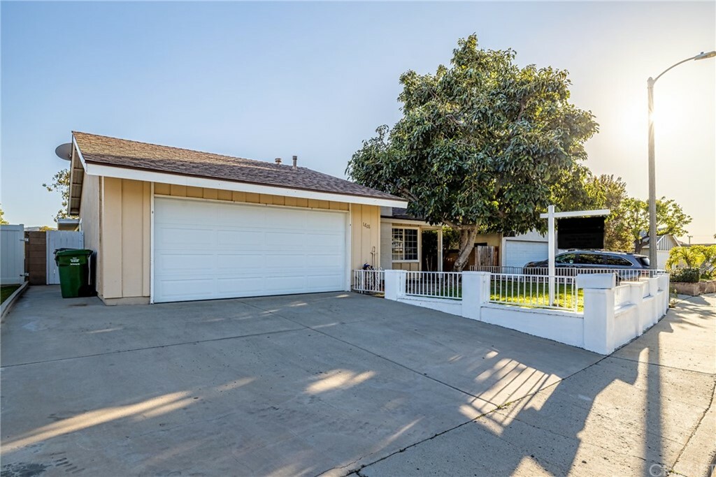 Property Photo:  1868 Cloud Court  CA 93065 