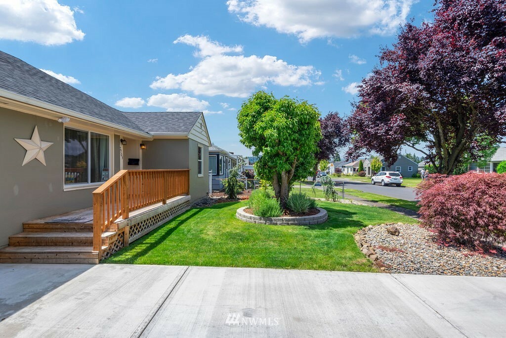 Property Photo:  2703 Maple Street  WA 98632 