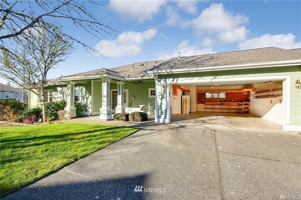 Property Photo:  22558 SE 45th Street 2640  WA 98029 