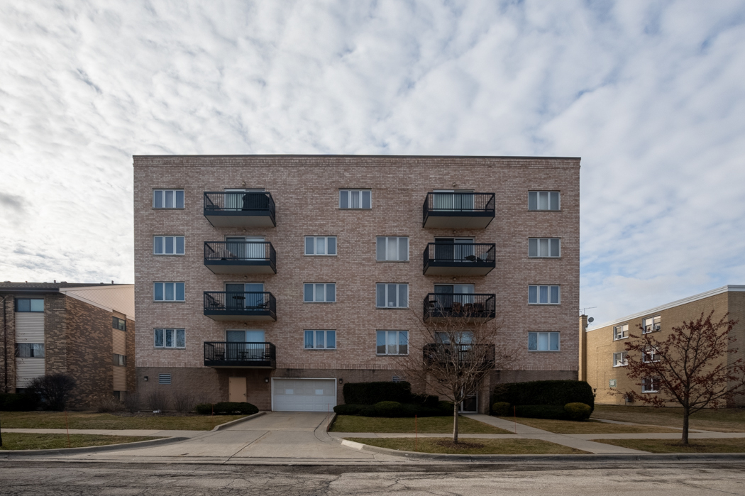 Property Photo: 1227 Brown Street 204 IL 60016