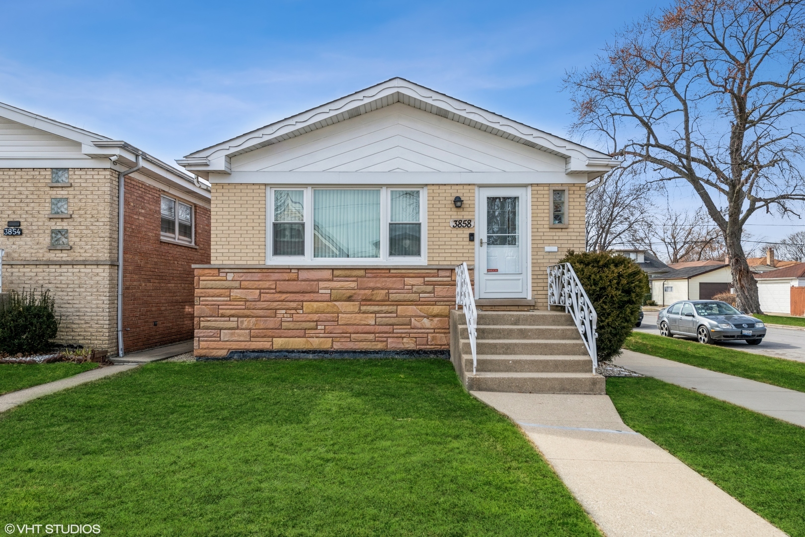 Property Photo: 3858 N Oconto Avenue IL 60634