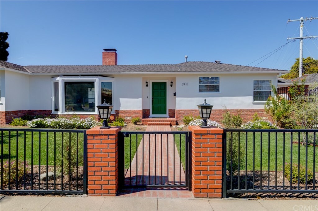 Property Photo:  7411 Flight Avenue  CA 90045 