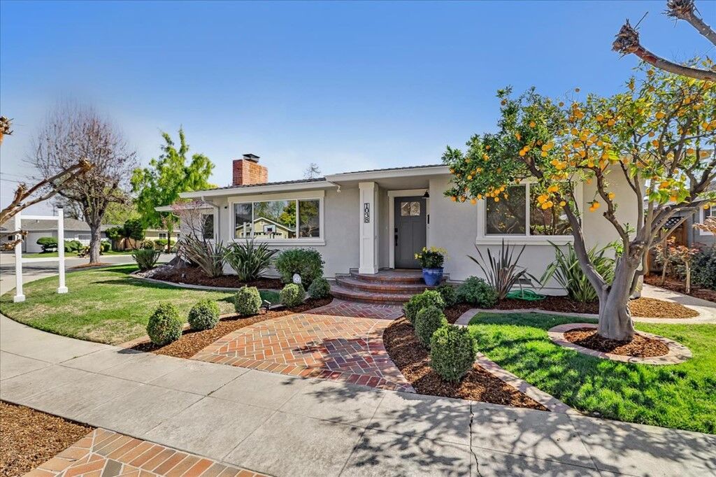 Property Photo:  