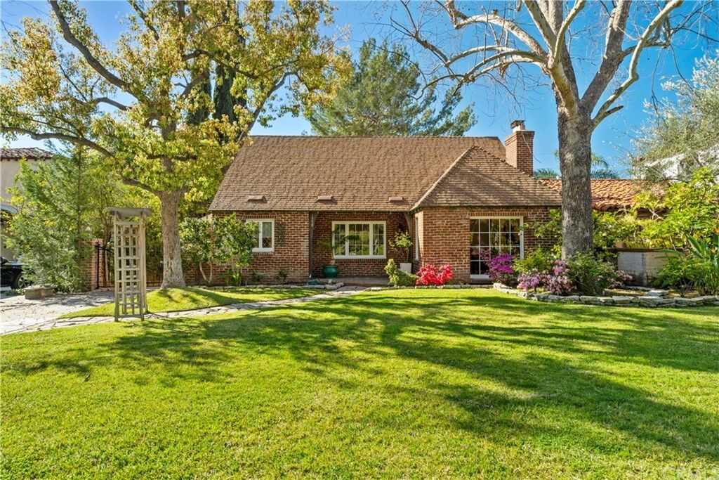 Property Photo:  1950 E Mountain Street  CA 91104 