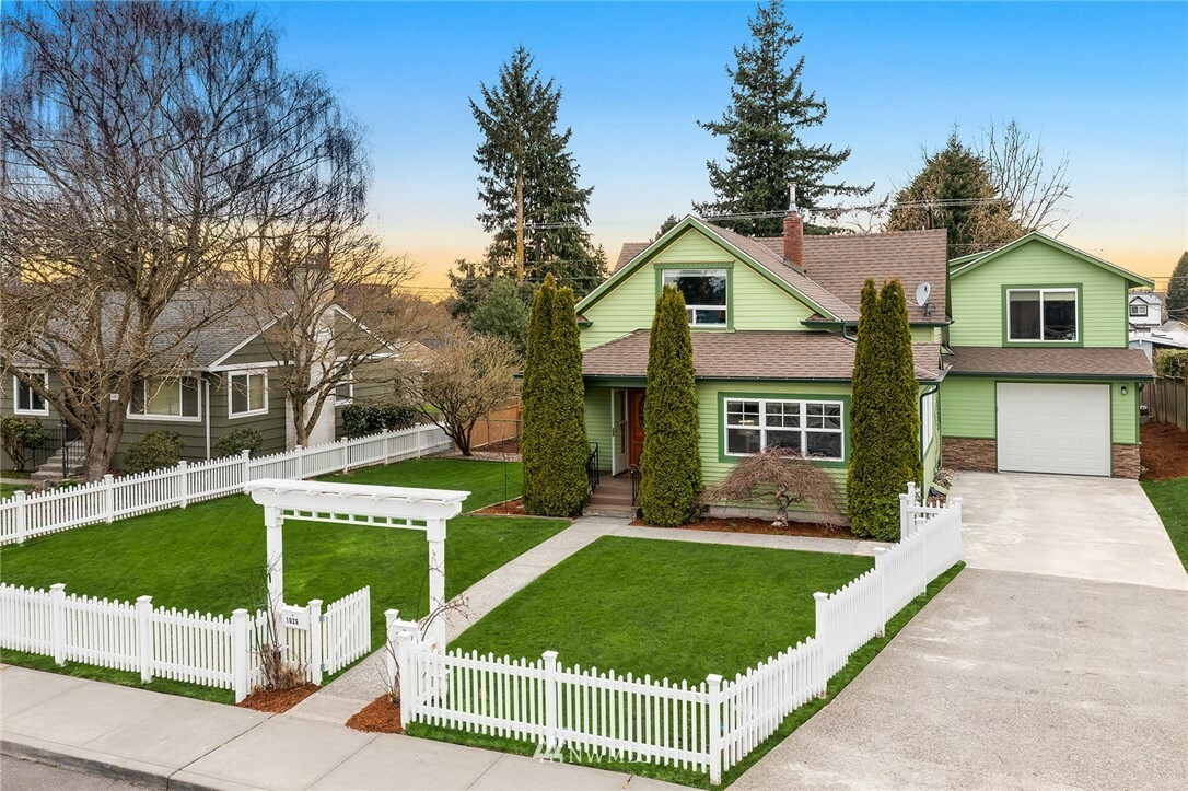 Property Photo:  1026 Lombard Avenue  WA 98201 