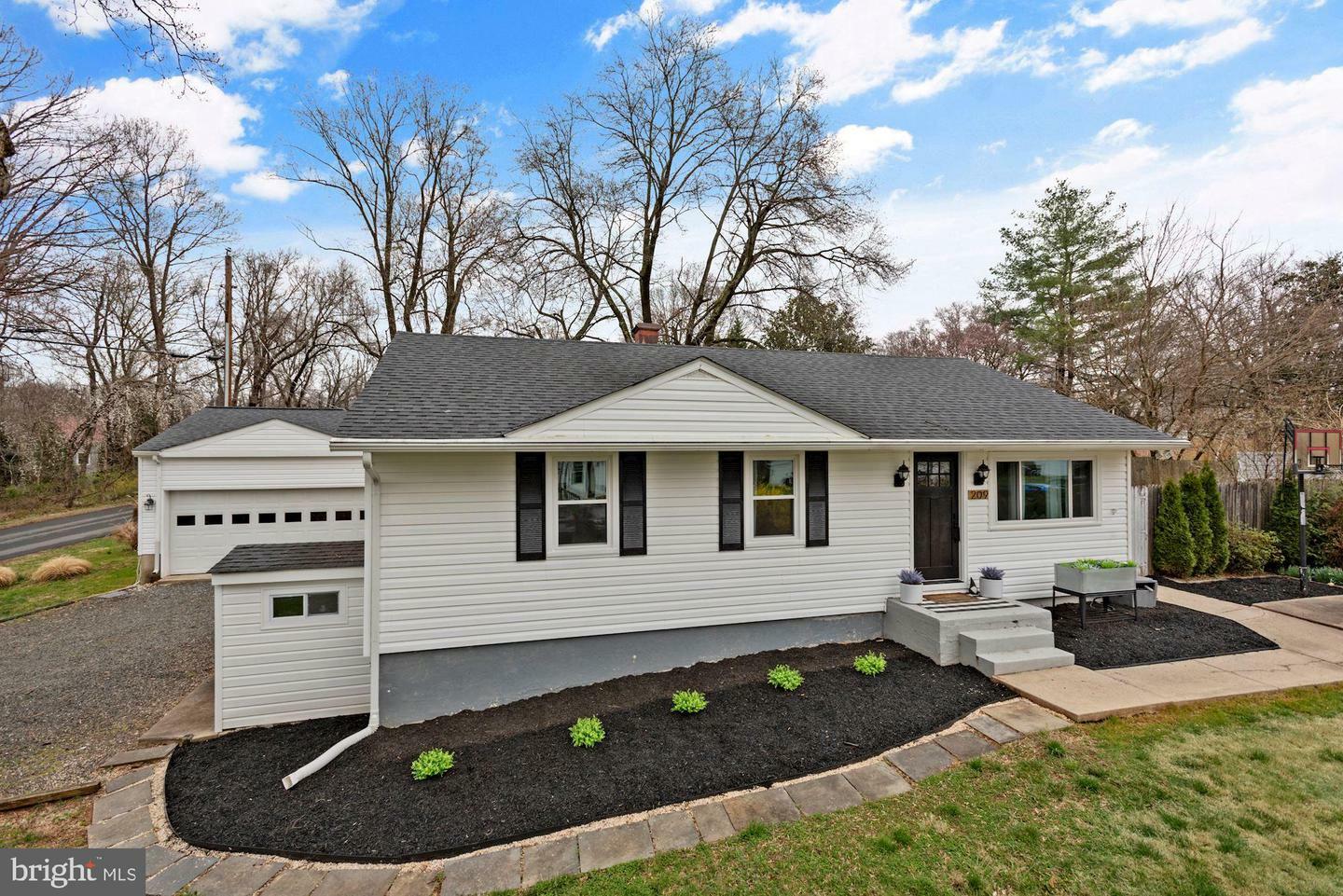Property Photo: 209 Maple Street VA 20117