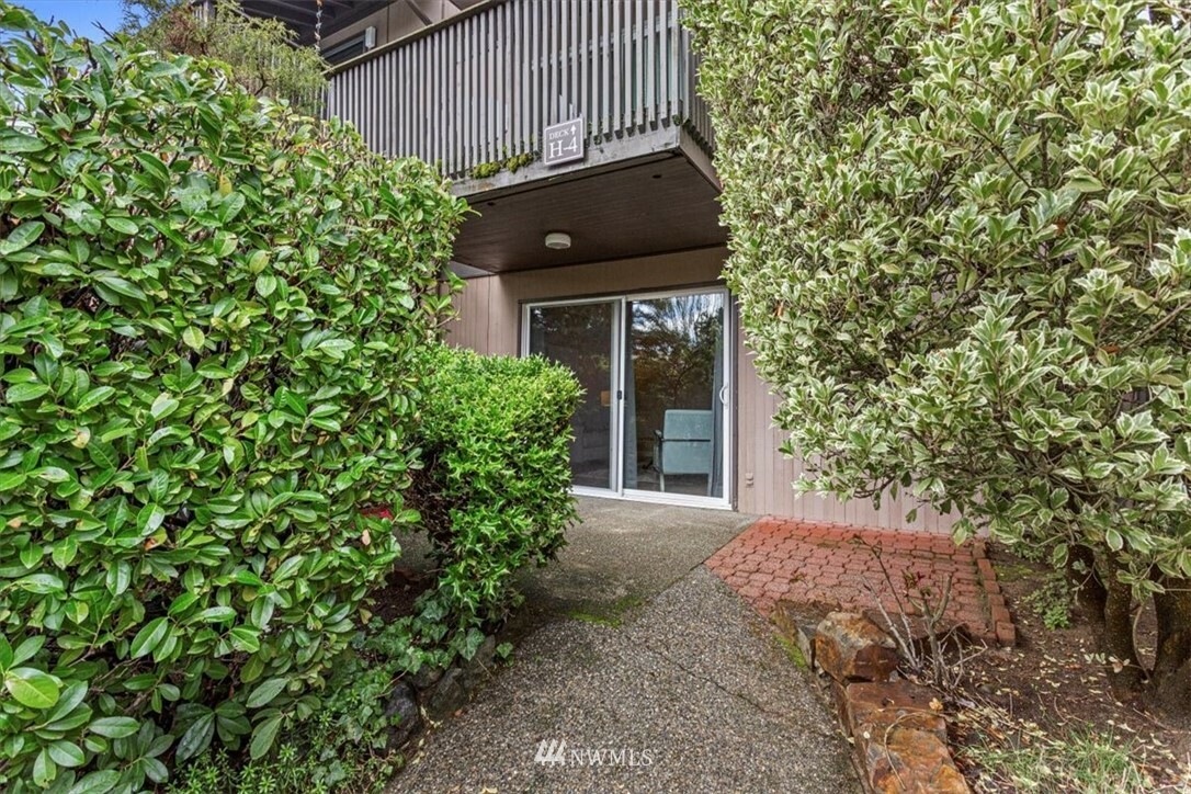 Property Photo:  1425 S Puget Drive H2  WA 98055 