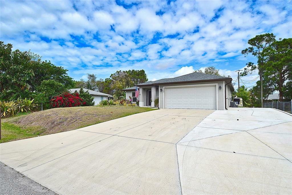 Property Photo: 968 Duquesne Road FL 34293