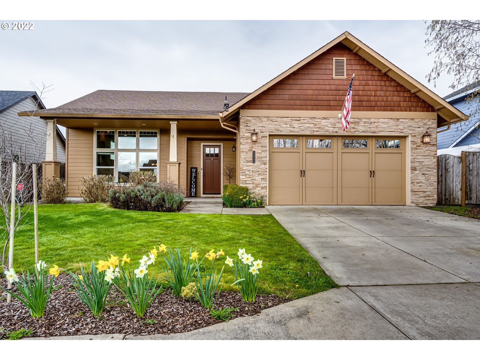 Property Photo: 737 SW Quince St OR 97448