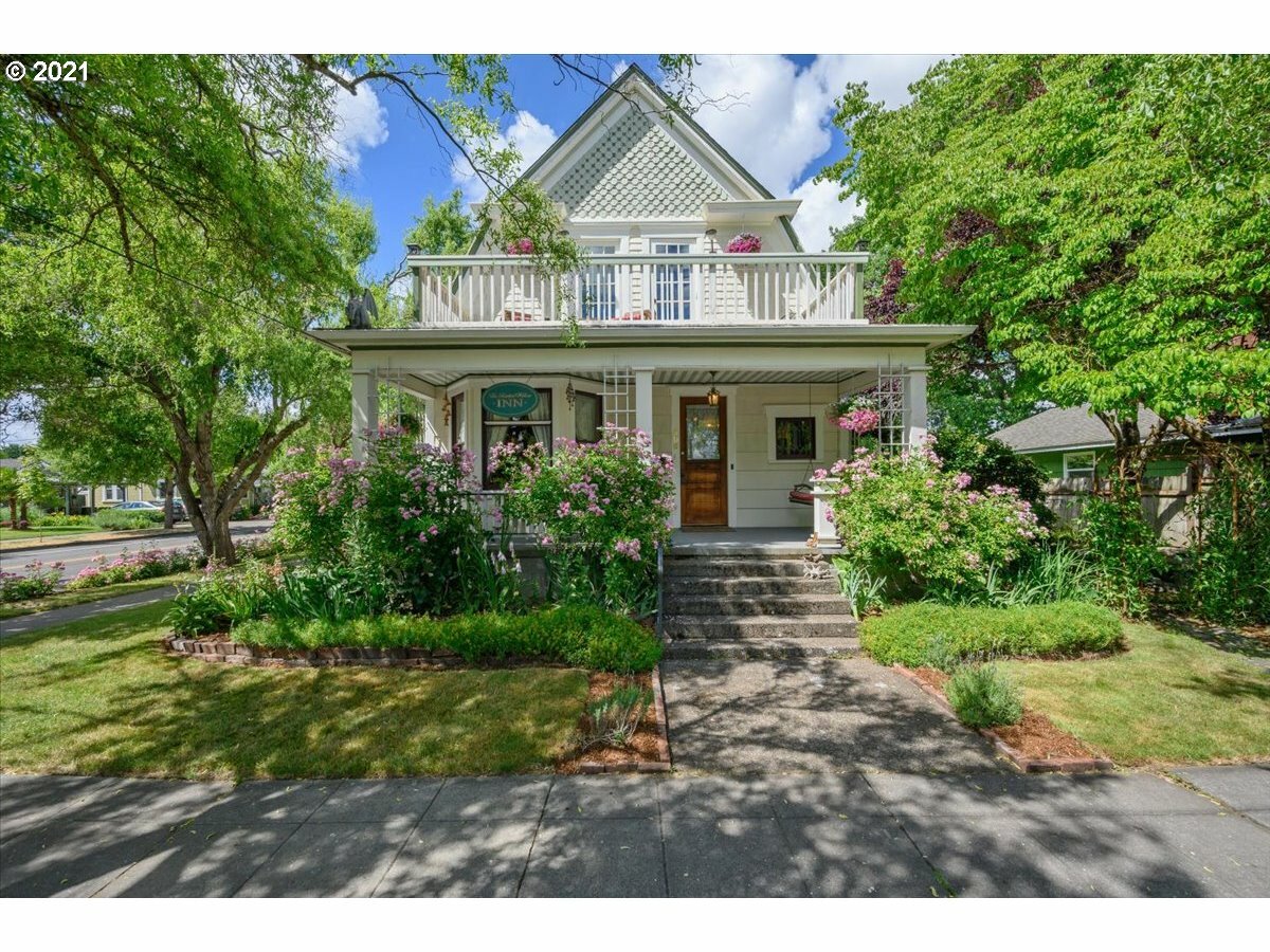 Property Photo: 509 NE 9th St OR 97128