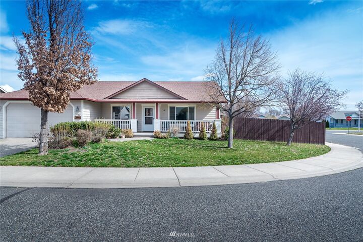 Property Photo:  1704 N Bridgewood Lane  WA 98926 
