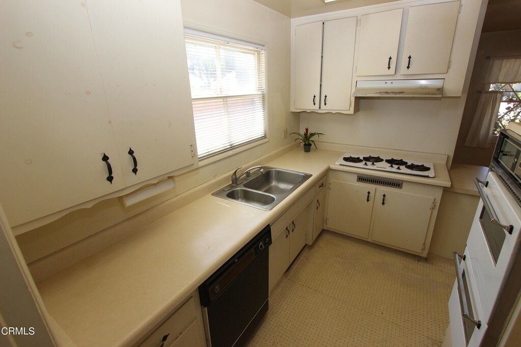 Property Photo:  138 S Ashwood Avenue  CA 93003 