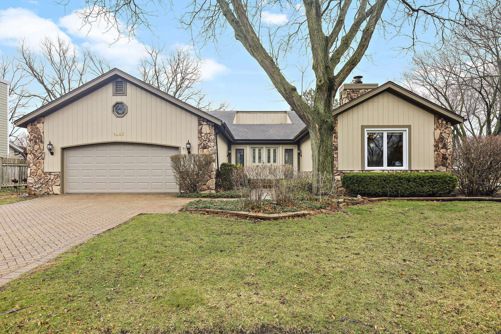 Property Photo:  1955 Gladstone Drive  IL 60189 