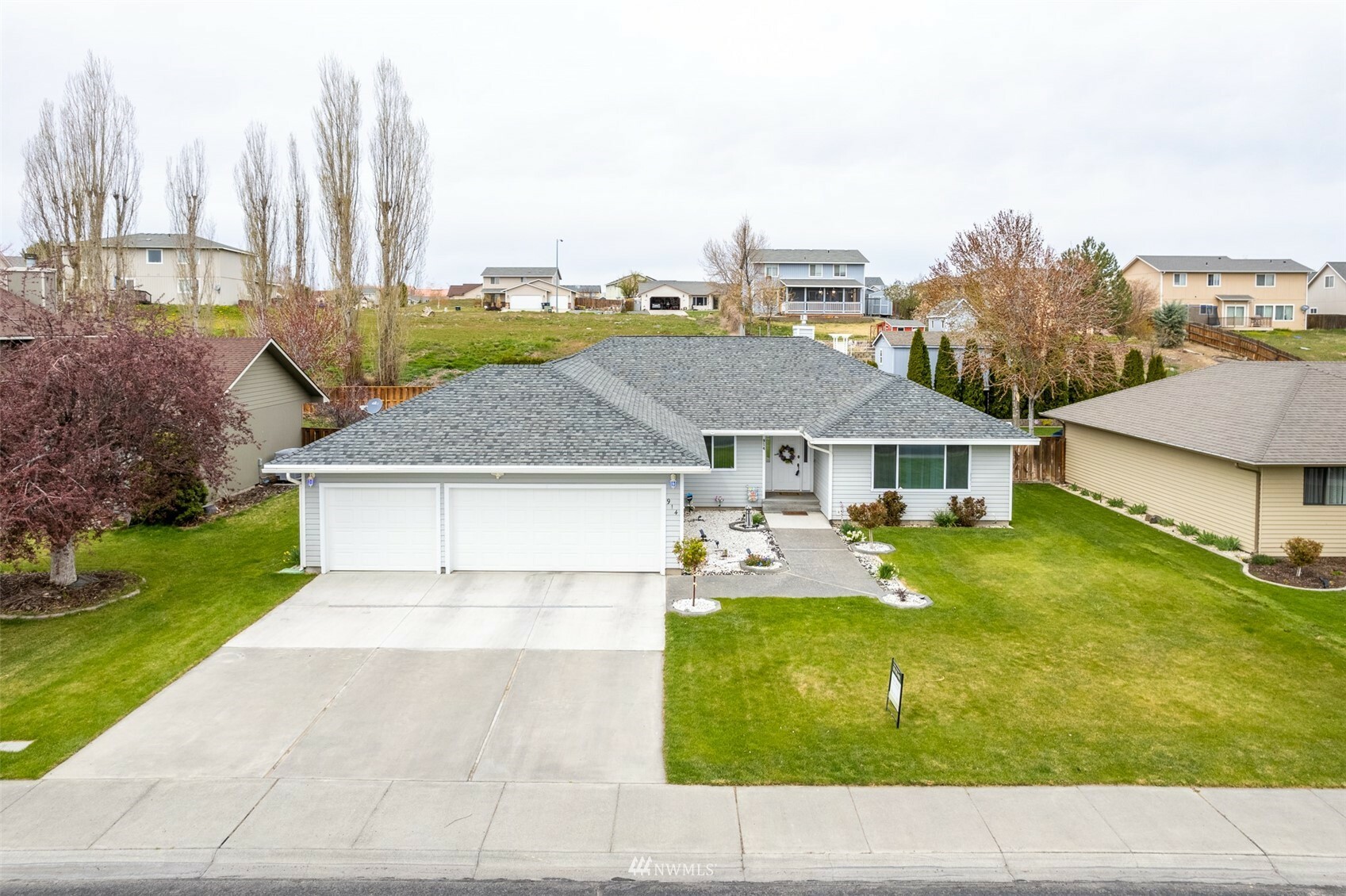 Property Photo:  914 W Edgewater Lane  WA 98837 