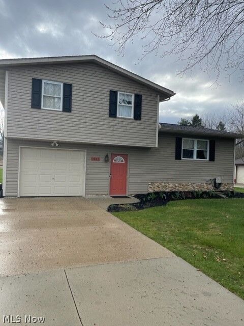 5885 Drenta Circle SW  Navarre OH 44662 photo