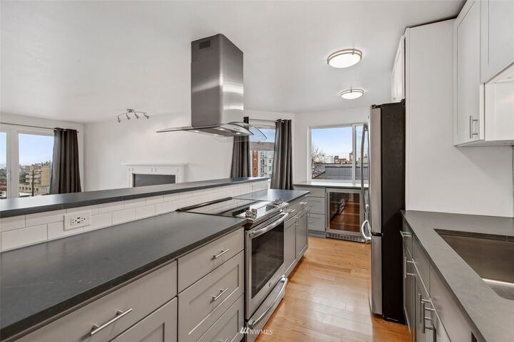 Property Photo:  4806 42nd Avenue SW 5  WA 98116 