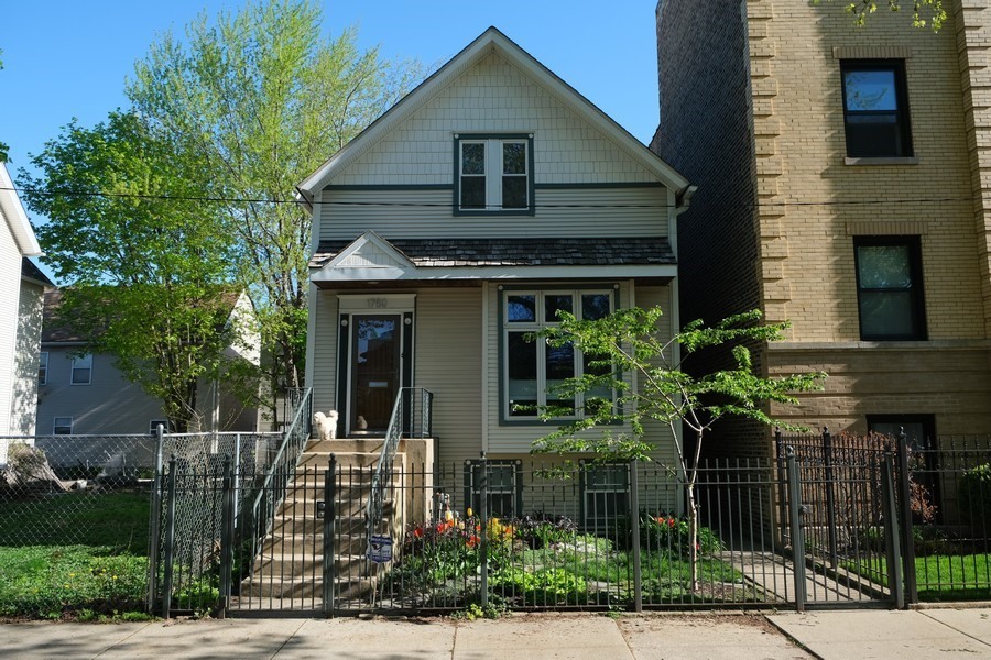 Property Photo: 1750 W Henderson Street IL 60657