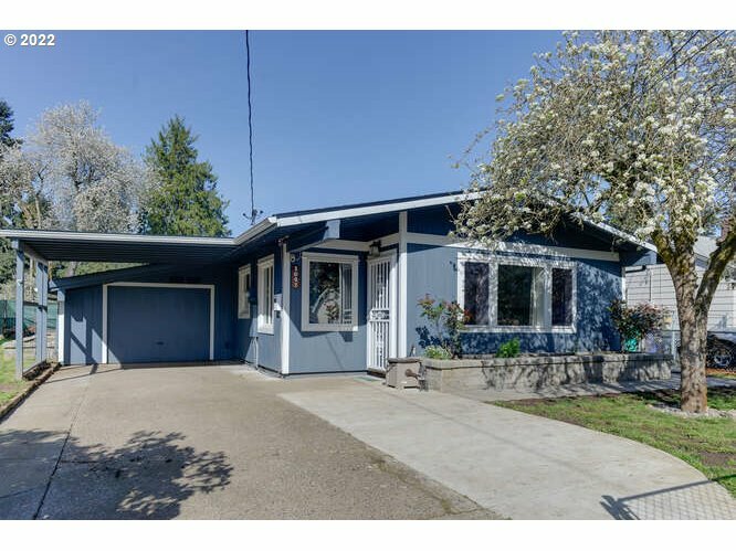 Property Photo:  1647 SE 86th Ave  OR 97216 