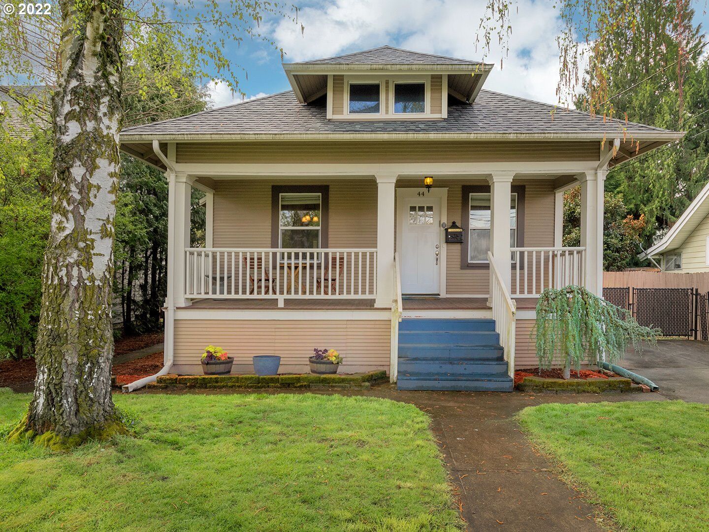 Property Photo:  44 NE Russet St  OR 97211 