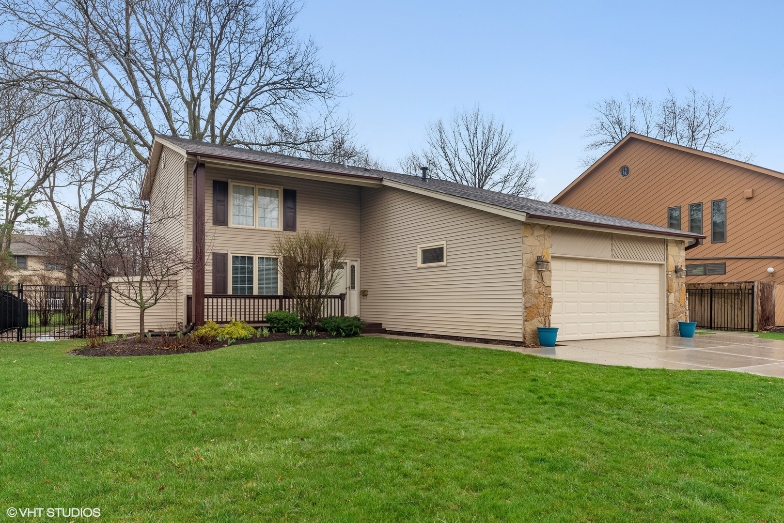 Property Photo: 1123 N Pepper Tree Drive IL 60067