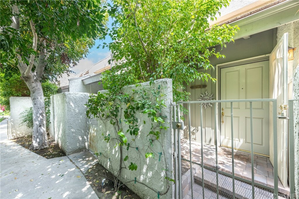 Property Photo:  11756 Moorpark Street H  CA 91604 