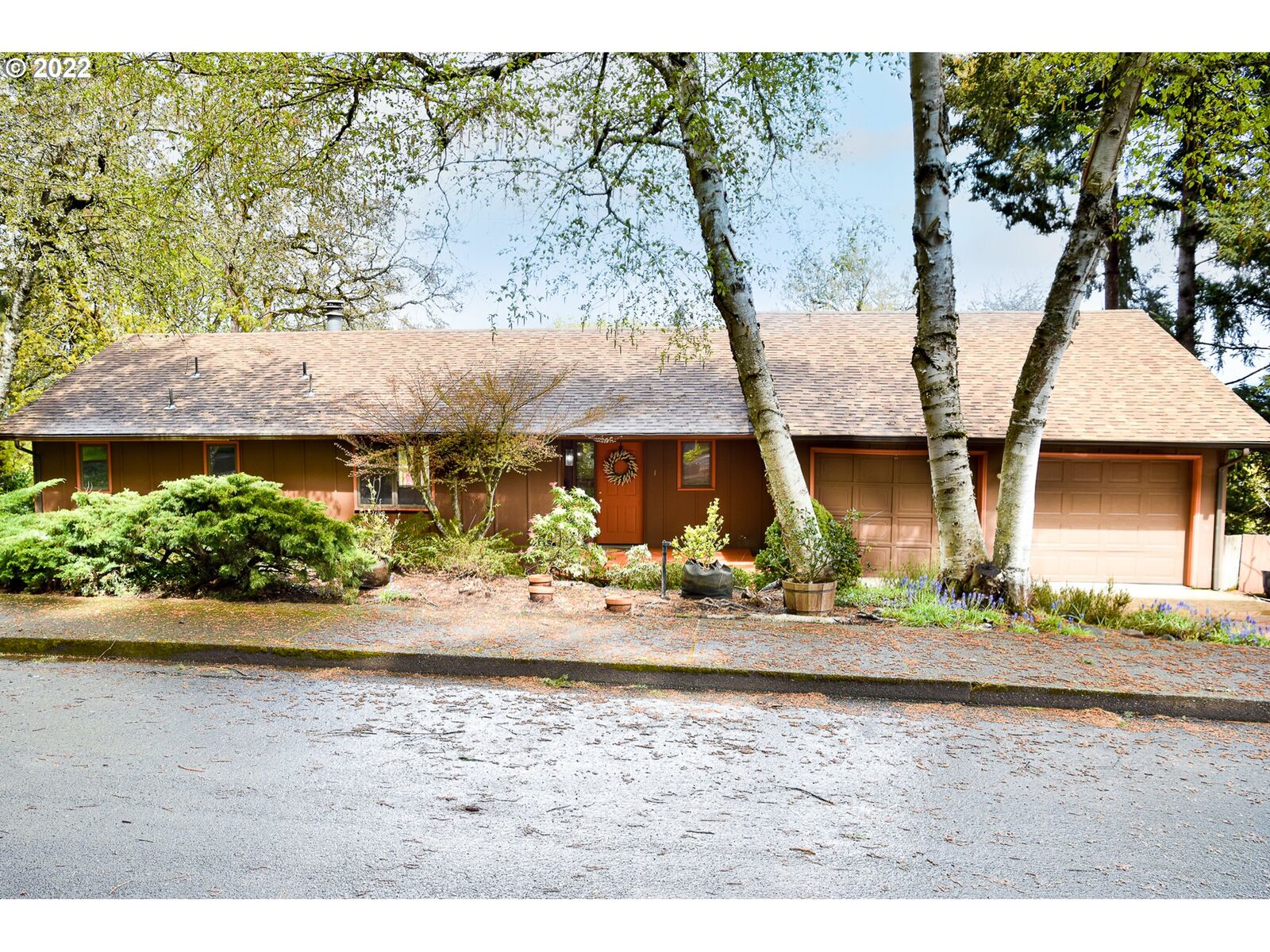 Property Photo: 2055 W 24th Ave OR 97405