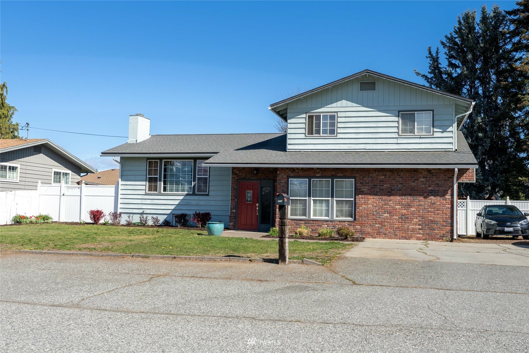 Property Photo: 711 13th Street NE WA 98802