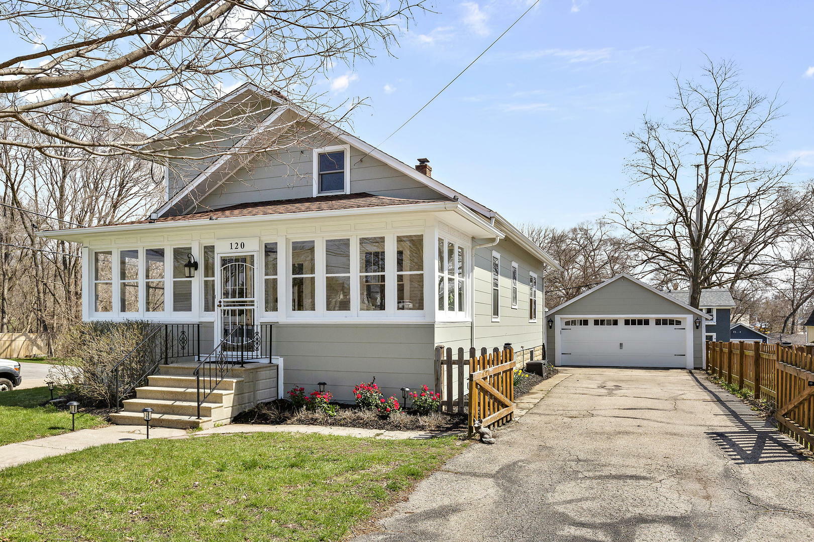 Property Photo:  120 N 6th Avenue  IL 60174 