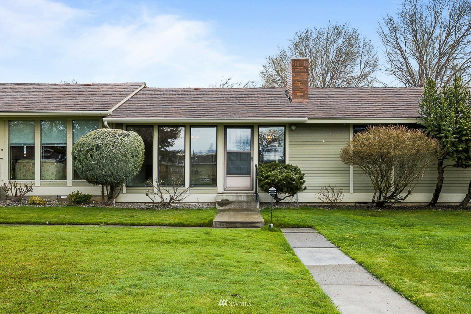 Property Photo:  500 E Cherry Lane E01  WA 98926 