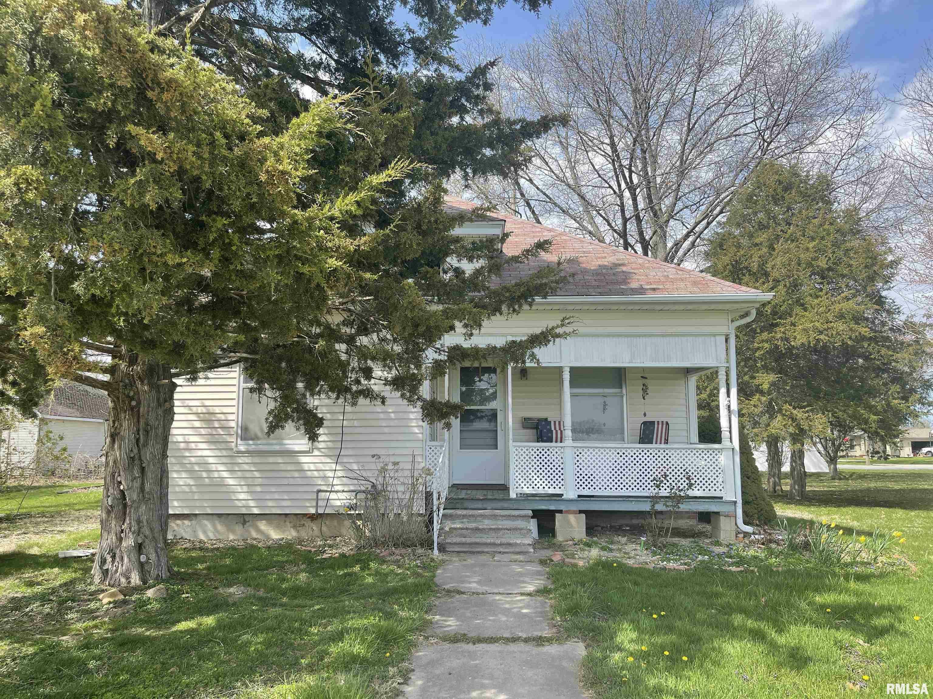 212 W Avenue K  Lewistown IL 61542 photo