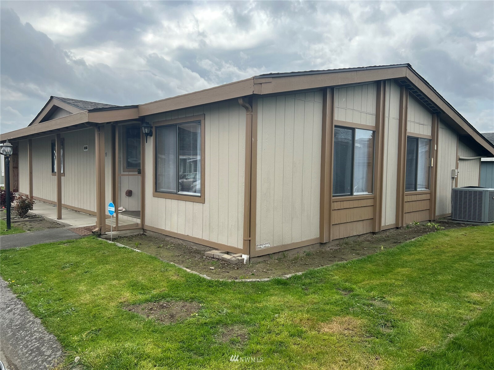 Property Photo: 707 37th Street SE 19 WA 98002