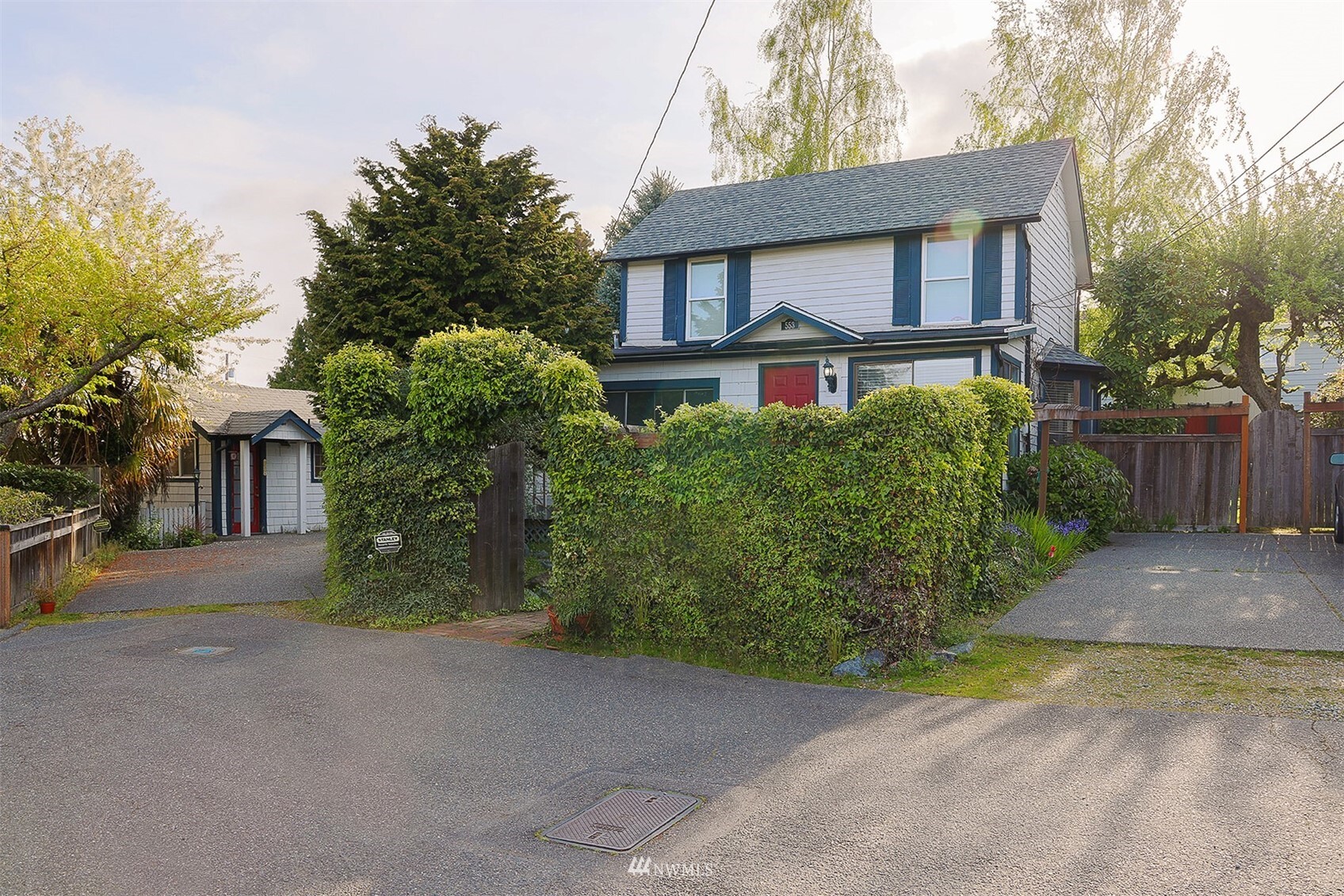 Property Photo:  553 Seamont Lane  WA 98020 