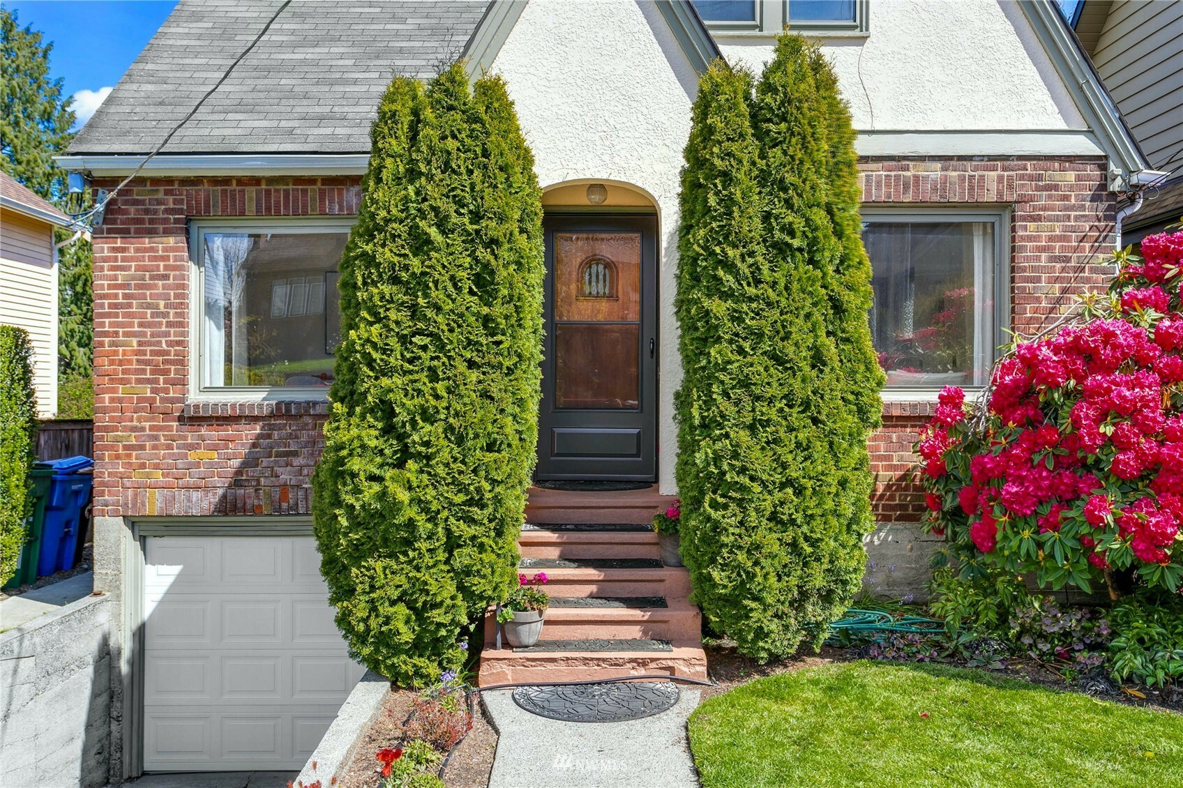 Property Photo: 8228 Interlake Avenue N WA 98103