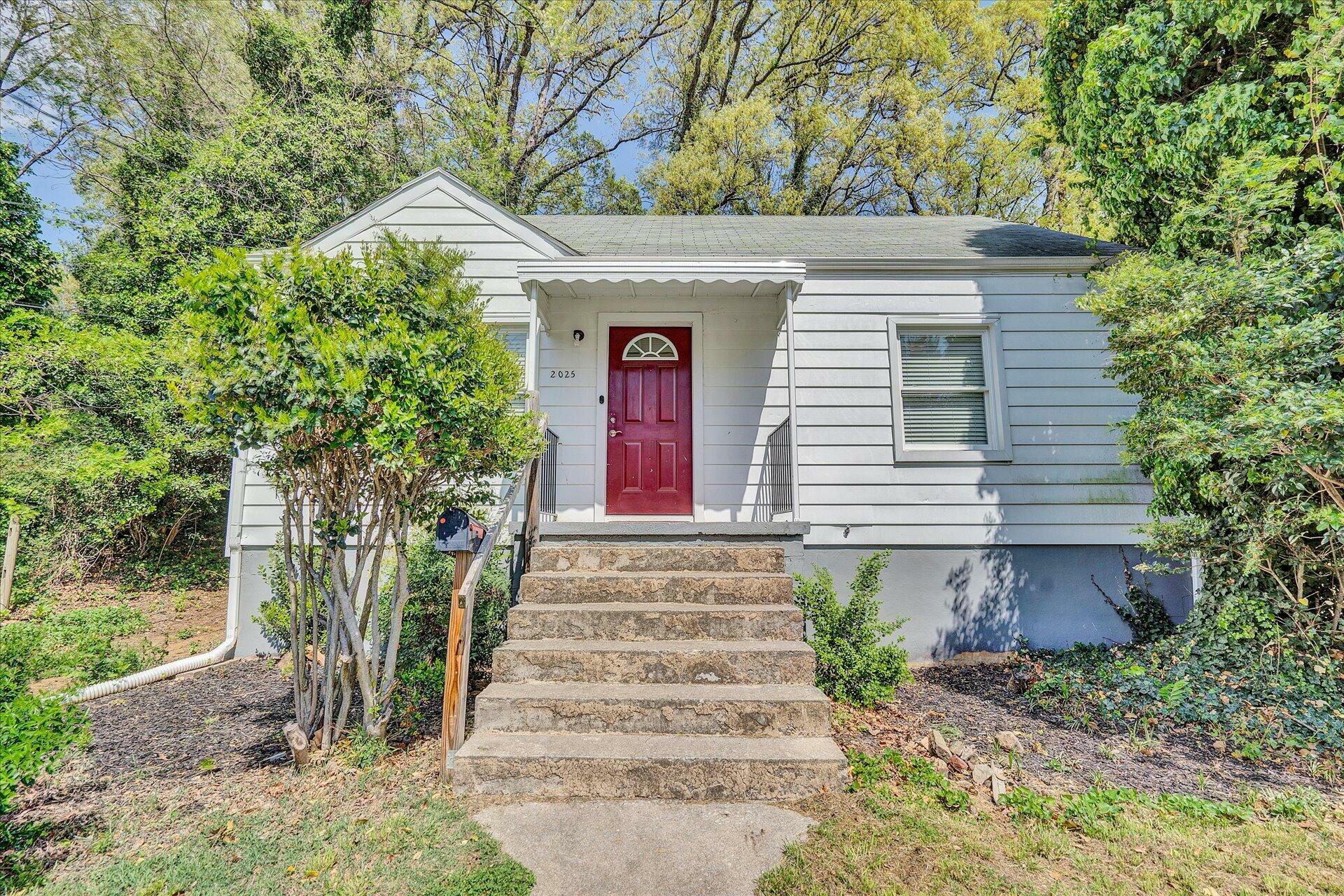 Property Photo:  2025 Wayne St NE  VA 24012 